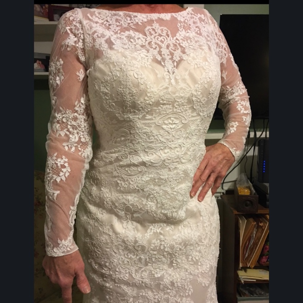 Allure Bridals long sleeve lace wedding gown - Picture 8 of 11